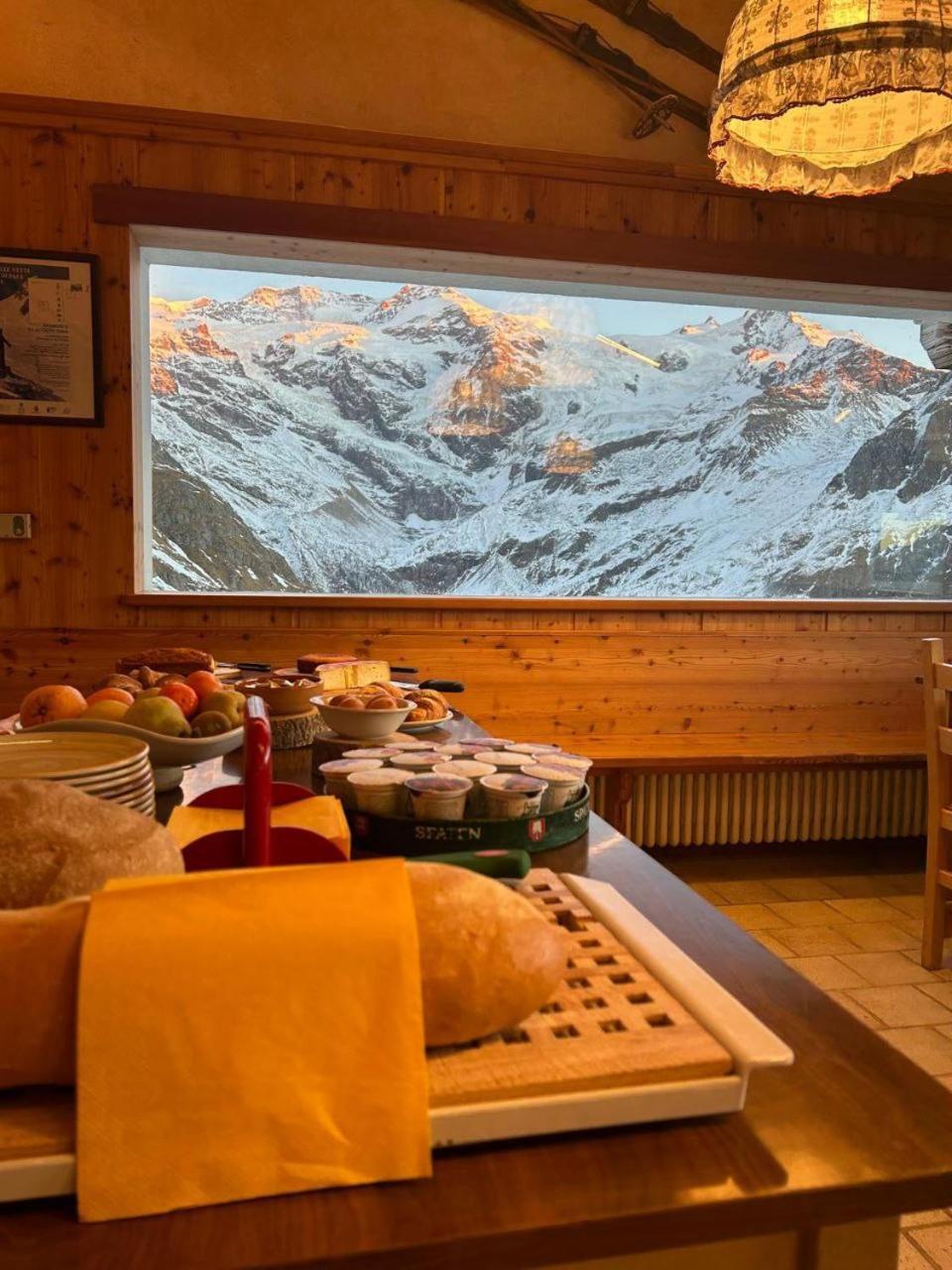 Albergo Ristoro Sitten - 2300 Mt เกรสโซเนย์-ลา-ตรีนีเต ภายนอก รูปภาพ