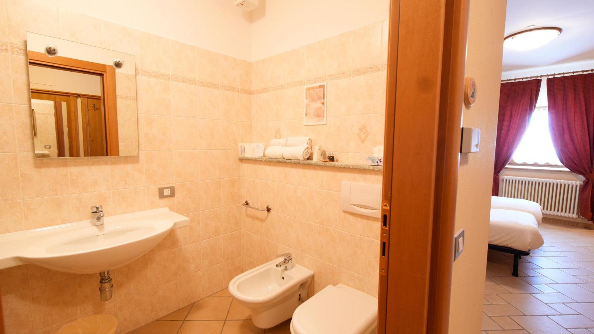 Albergo Ristoro Sitten - 2300 Mt เกรสโซเนย์-ลา-ตรีนีเต ภายนอก รูปภาพ